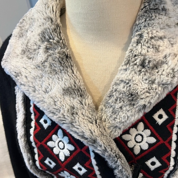 Like New ISLANDIC DESIGN beautiful coat/jacket sz M $350 - Picture 12 of 16